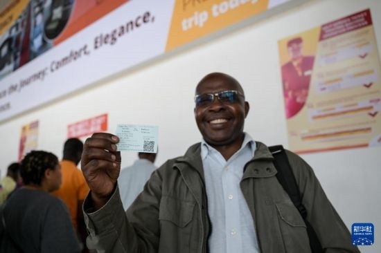 5月31日，在蒙內(nèi)鐵路內(nèi)羅畢站，一名前往蒙巴薩的乘客展示車票。新華社記者 楊光 攝