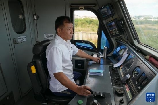 5月31日，在蒙內(nèi)鐵路內(nèi)羅畢站，機(jī)車駕駛員蔣立平在即將開往蒙巴薩的E2次列車上進(jìn)行準(zhǔn)備工作。新華社記者 楊光 攝