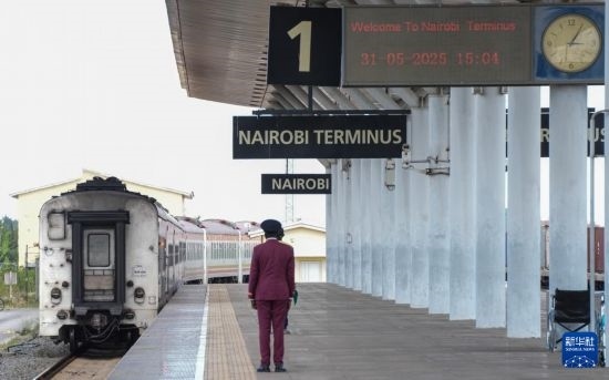 5月31日，在蒙內(nèi)鐵路內(nèi)羅畢站，工作人員目送開往蒙巴薩的E2次列車駛離站臺(tái)。新華社記者 李亞輝 攝
