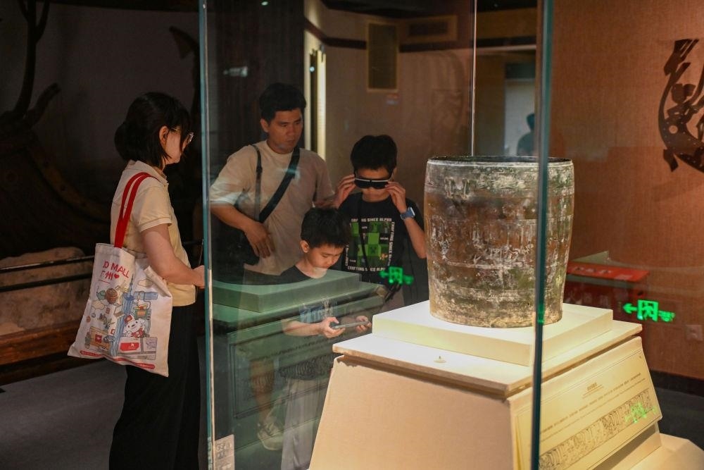 △2025年5月18日，游客在廣東廣州南越王博物院（王墓展區(qū)）體驗AR眼鏡智慧導(dǎo)覽服務(wù)。