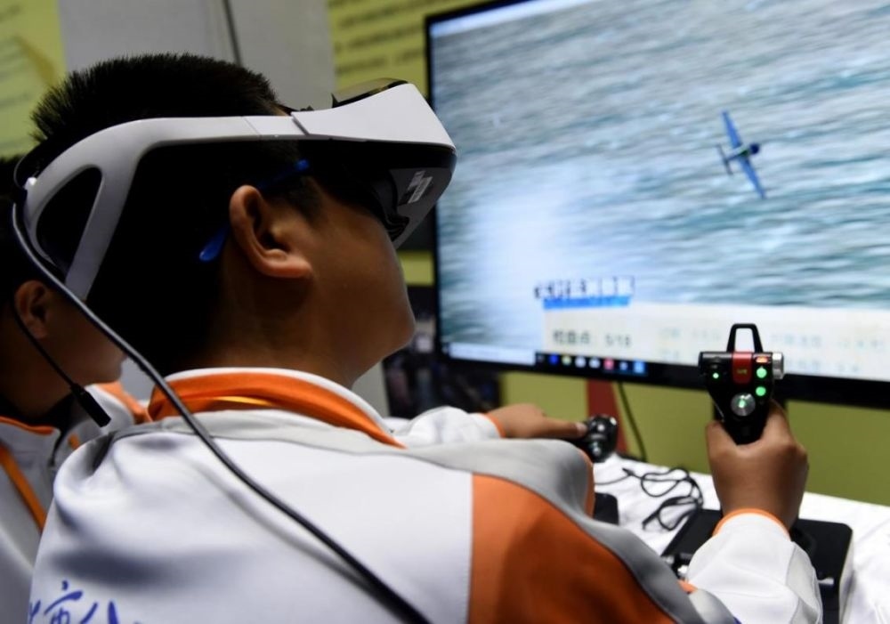 北京市八一學(xué)校的學(xué)生在北京市中小學(xué)生特色科技活動展示上體驗VR技術(shù)（2018年11月24日攝）新華社記者 羅曉光 攝。