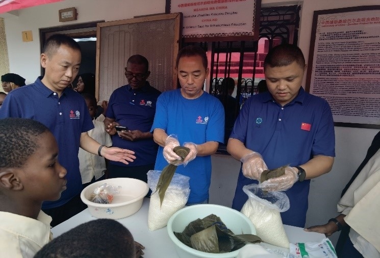 中方專家示范包粽子。施亮攝