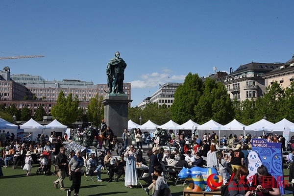 “你好！中國(guó)”端午游園會(huì)在斯德哥爾摩國(guó)王花園廣場(chǎng)舉辦。人民網(wǎng)記者 殷淼攝