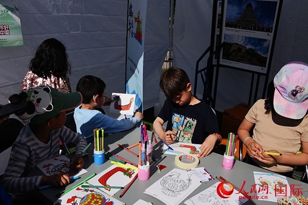 端午文化體驗(yàn)—龍舟圖片填色。人民網(wǎng)記者 殷淼攝