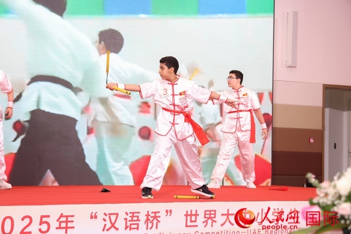 雙節(jié)棍表演。人民網(wǎng)記者任皓宇攝