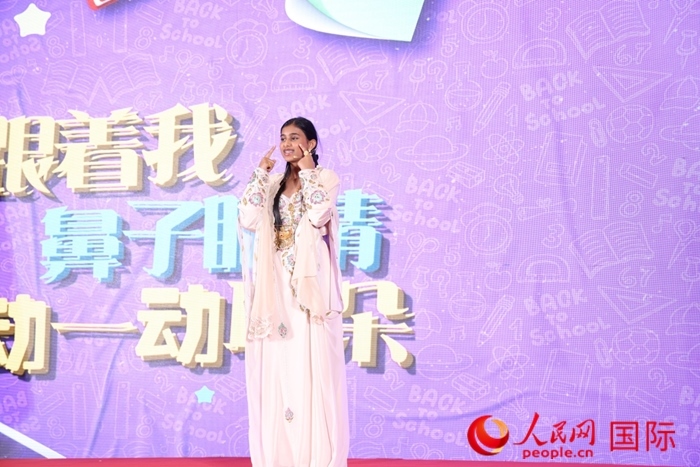 演唱中文歌曲。人民網(wǎng)記者任皓宇攝