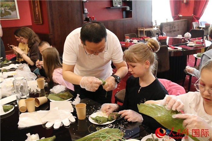 烏克蘭兒童學(xué)習(xí)體驗(yàn)包粽子。人民網(wǎng)記者蔡子暢攝