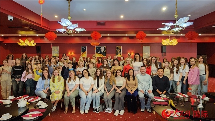 “慶端午學(xué)中文”活動(dòng)全體合照。人民網(wǎng)記者蔡子暢攝