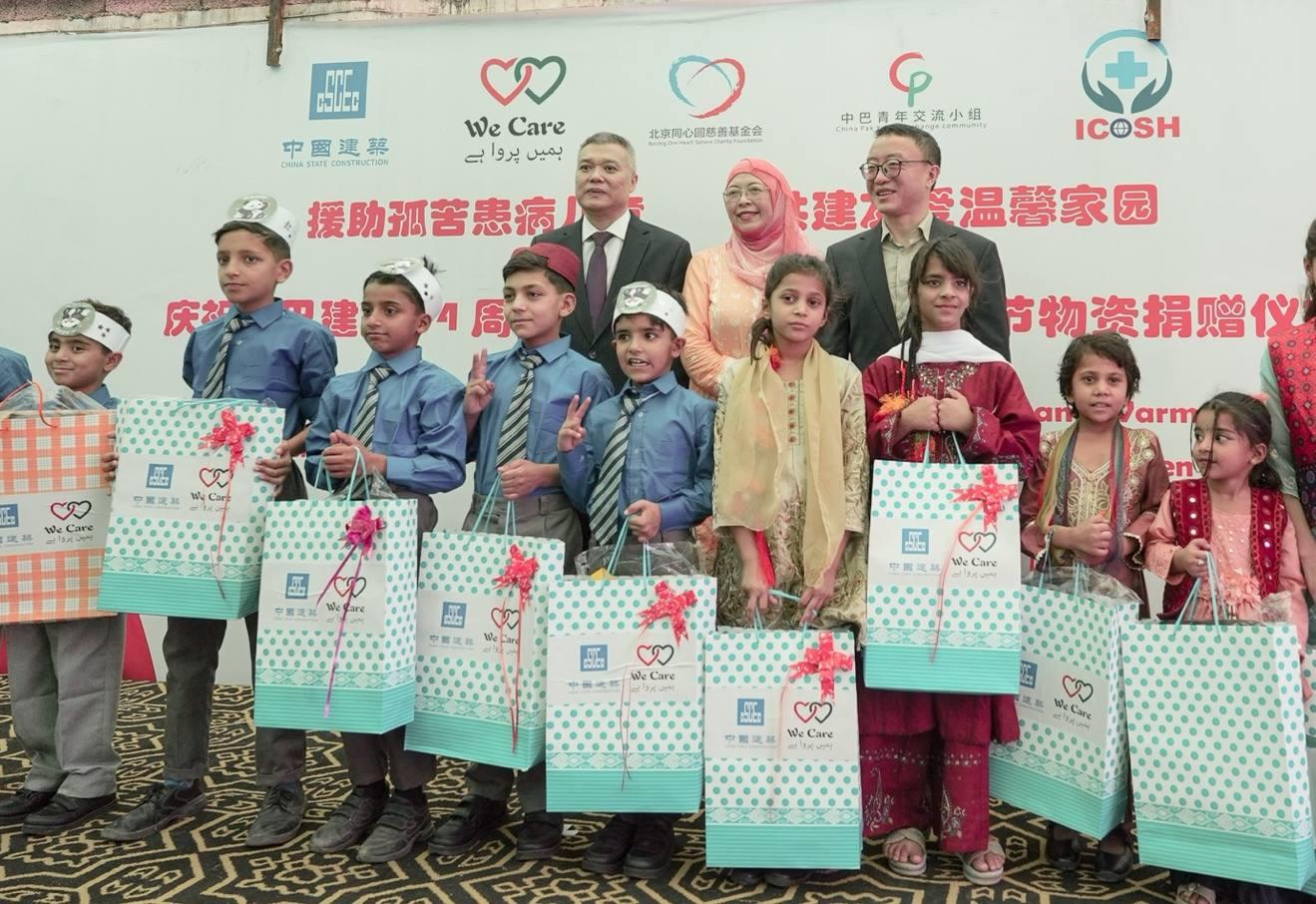 受捐孤兒在儀式上合影留念。瓦加斯·阿赫邁德攝