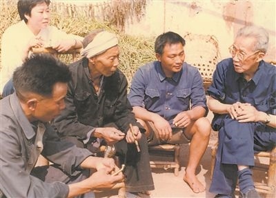 侯光炯（右一）和農(nóng)民在一起親切交流。 西南大學(xué)檔案館供圖