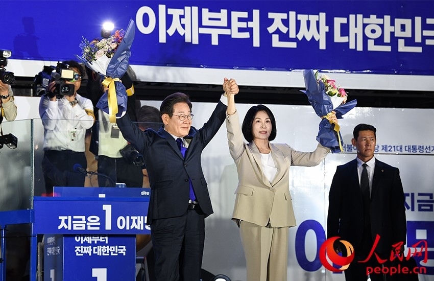 6月4日凌晨，確定當(dāng)選韓國總統(tǒng)的李在明舉手向歡呼的支持者們致意。 人民網(wǎng) 康炯彬攝