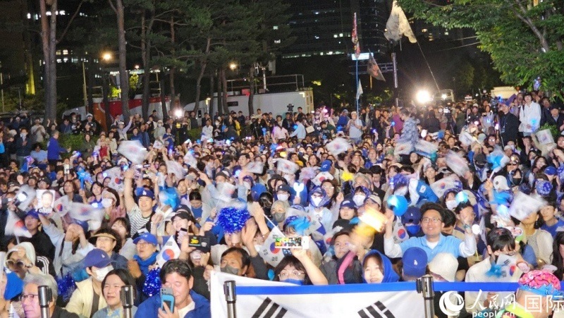 當(dāng)?shù)貢r間4日凌晨，李在明支持者們聚集在國會前等待計票結(jié)果。人民網(wǎng) 柳美鉉攝