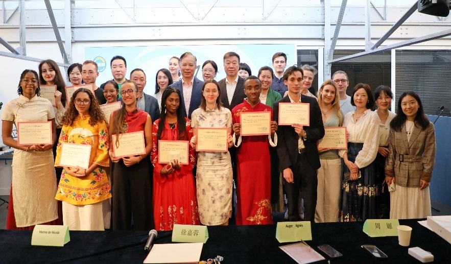 圖1：中國駐法使館公使陳力、教育公參周家貴與比賽師生、評委合影（圖片：巴黎西岱大學(xué)孔子學(xué)院）
